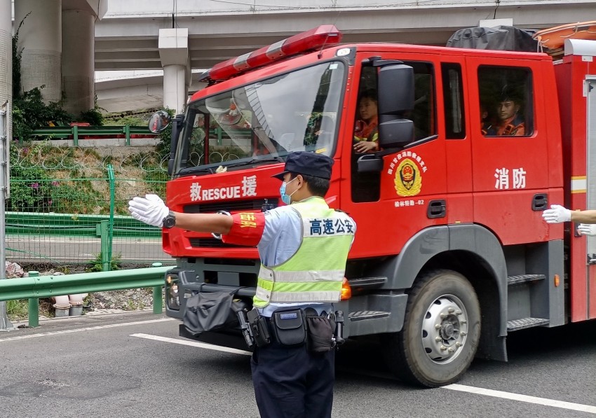 交警供图四川高速公安开辟绿色救援通道。四川交警供图